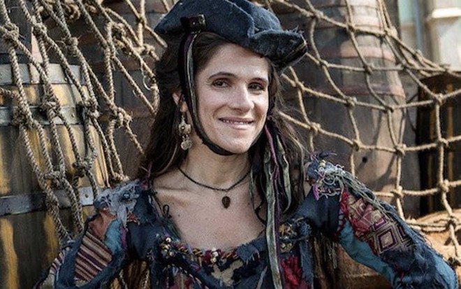 A atriz Ingrid Guimarães caracterizada como Elvira Matamouros a bordo de um navio em cena de Novo Mundo