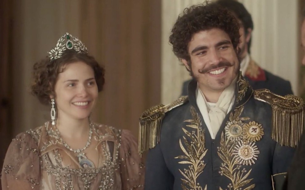Leticia Colin e Caio Castro em cena de Novo Mundo: casal está caracterizado como Leopoldina e dom Pedro