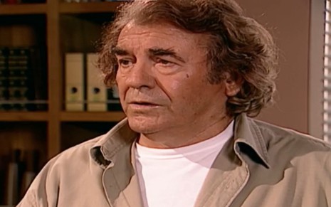 Juca de Oliveira está caracterizado como Albieri em cena de O Clone: ator olha com aflição para alguém fora do quadro