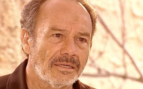 Stênio Garcia em cena de O Clone: em close, ator olha chocado para alguém fora do quadro