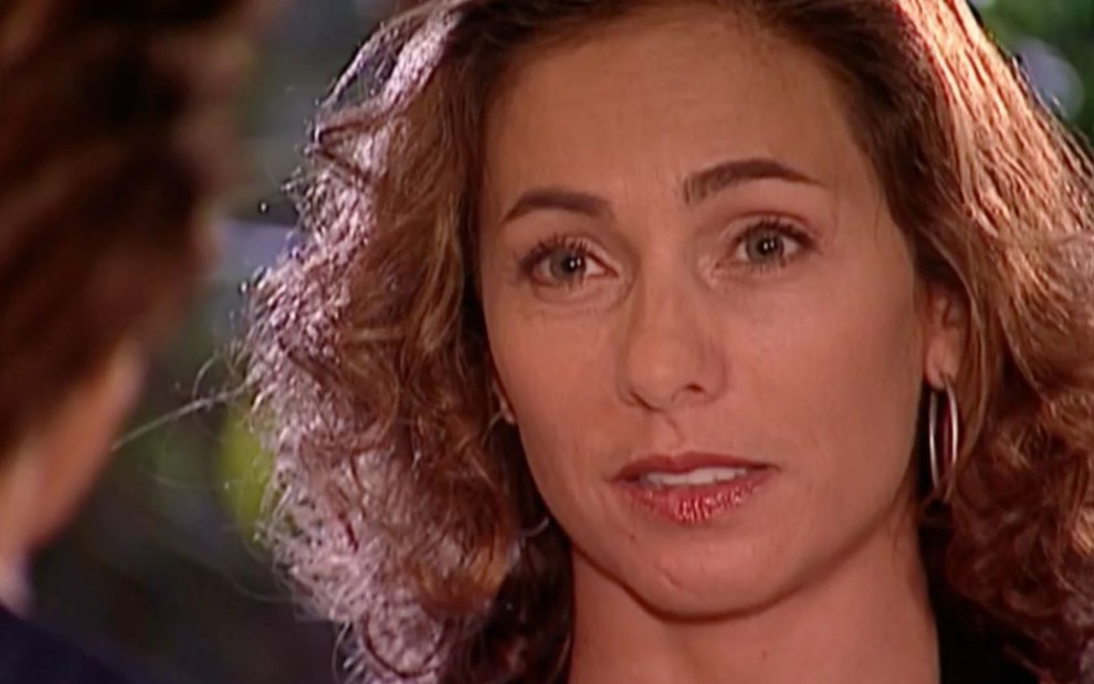 Cissa Guimarães na novela O Clone: atriz está em close e olha para alguém fora do quadro