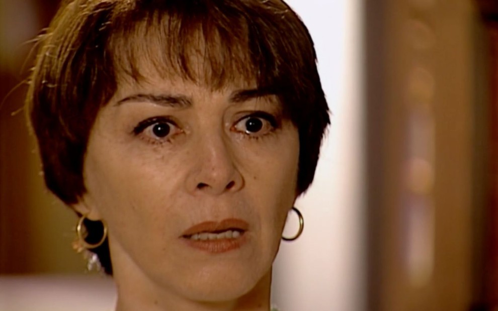 Nivea Maria em cena de O Clone: atriz está em close e olha surpresa para alguém fora do quadro