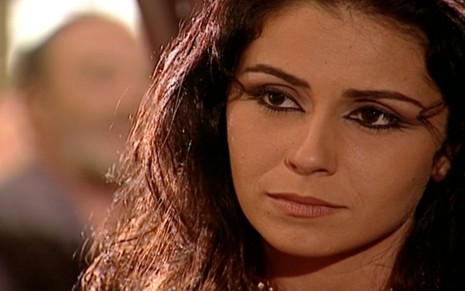 Giovanna Antonelli em cena de O Clone: atriz está em close e olha de maneira séria para alguém fora do quadro