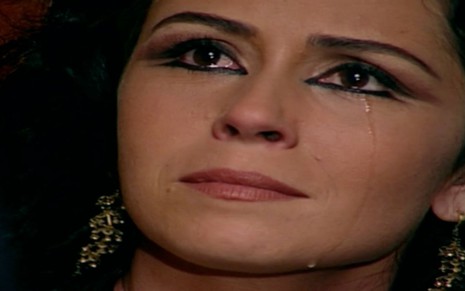 Giovanna Antonelli em cena de O Clone: caracterizada como Jade, atriz olha aflita para alguém fora do quadro