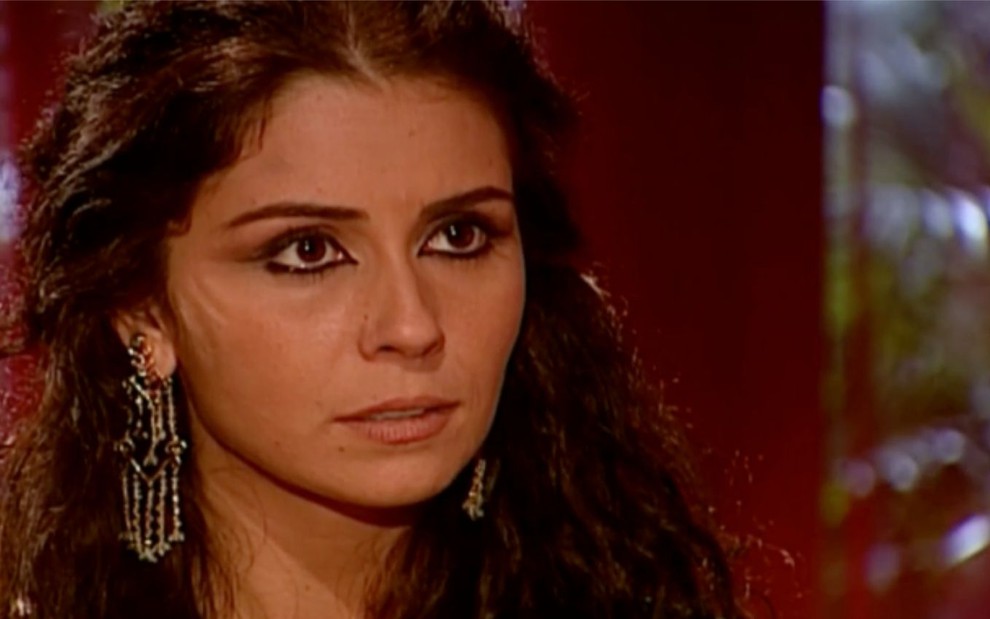 Giovanna Antonelli em cena de O Clone: atriz está com os cabelos soltos e olha com indignação para alguém fora do quadro