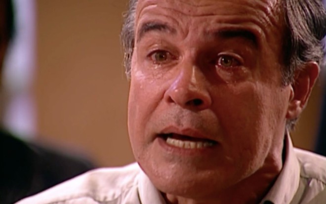Osmar Prado em cena de O Clone: em close, ator usa camisa branca e chora