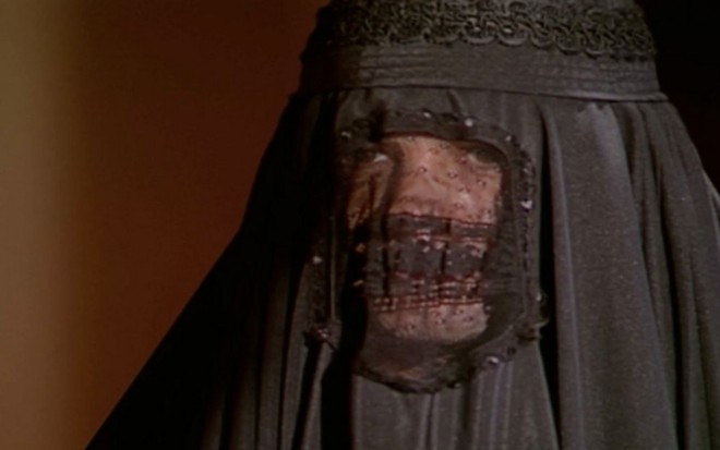 Murilo Benício em cena de O Clone: ator está com burka e parte do rosto pode ser vista embaixo de tecido