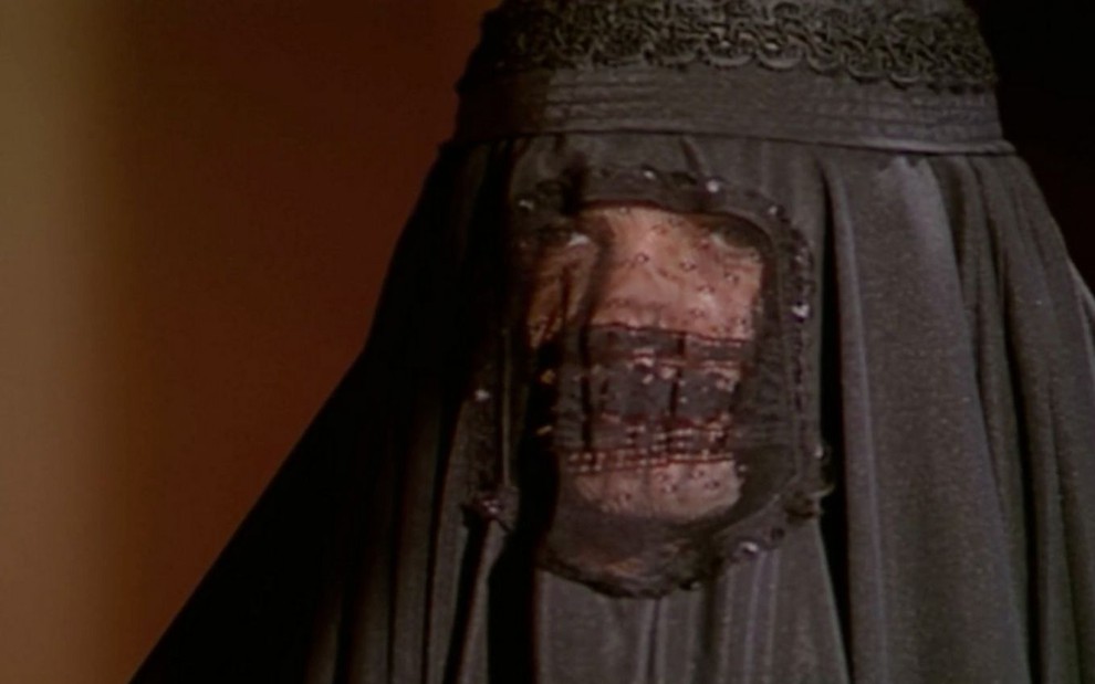 Murilo Benício em cena de O Clone: ator está com burka e parte do rosto pode ser vista embaixo de tecido