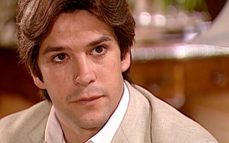 Murilo Benício caracterizado como Lucas em o Clone: ator está de terno e olha para alguém fora do quadro
