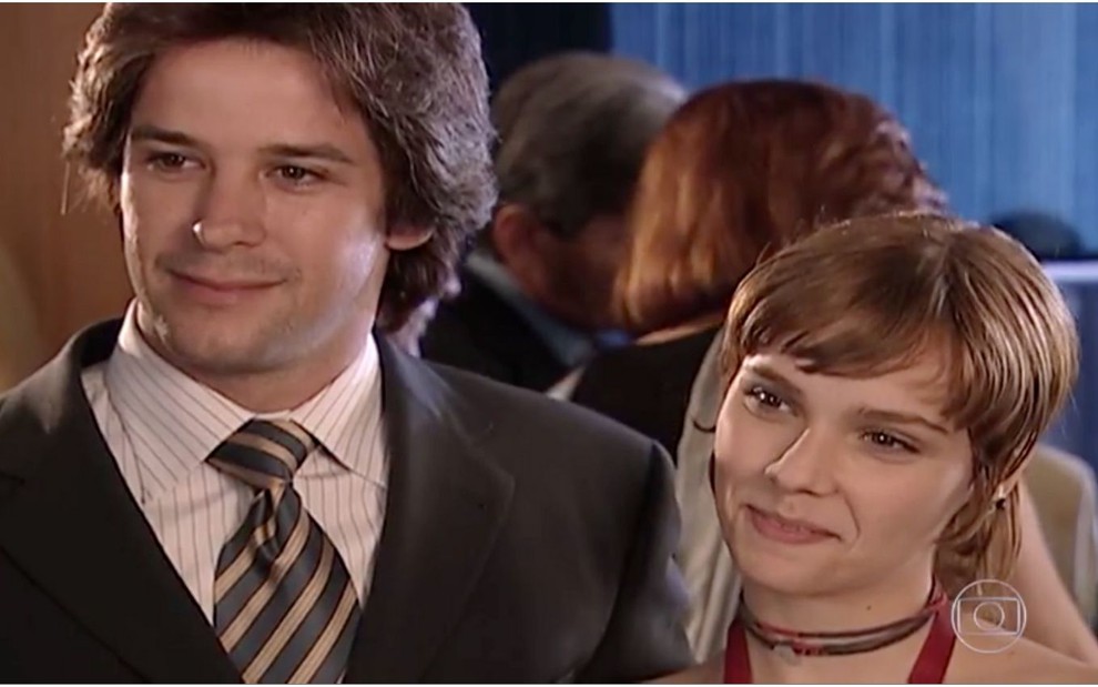 Murilo Benício e Débora Falabella caracterizados como Lucas e Mel em cena de O Clone