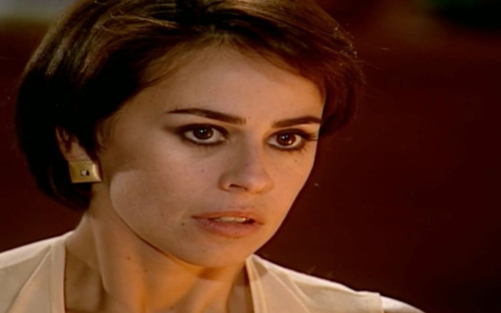 Daniela Escobar em cena de O Clone: caracterizada como Maysa, atriz olha de maneira séria para alguém fora do quadro