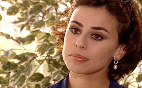 Daniela Escobar em cena de O Clone: caracterizada como Maysa, atriz olha de maneira séria para alguém fora do quadro