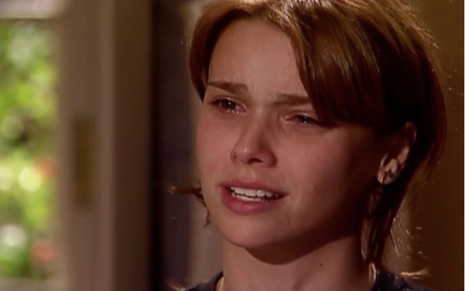 Débora Falabella em cena de O Clone: atriz está em close, com cabelo amarrado e olha aos prantos para fora do quadro