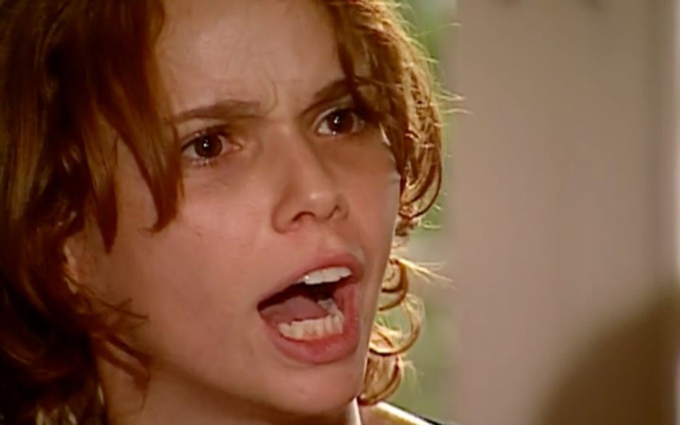 Débora Falabella em cena de O Clone: atriz está em close e grita para alguém fora do quadro