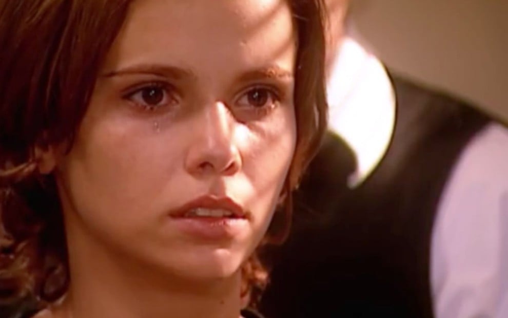 Débora Falabella em cena de O Clone: atriz está em close e olha para alguém fora do quadro