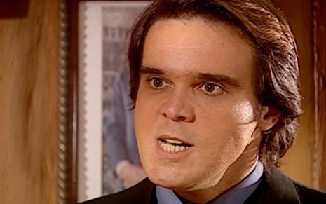 Dalton Vigh em cena de O Clone: caracterizado como Said, ator olha com raiva para alguém fora do quadro
