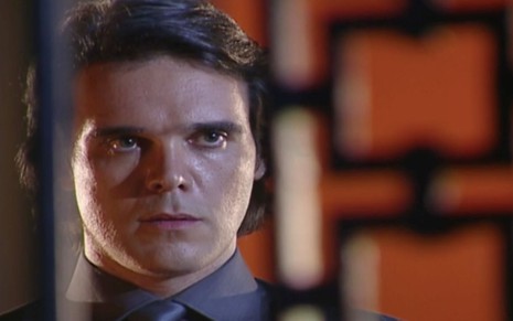 Dalton Vigh em cena de O Clone: caracterizado como Said, ator olha sério para alguém fora do quadro
