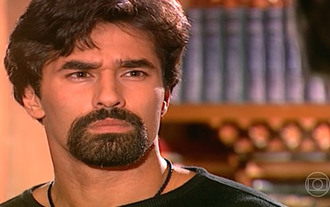 Luciano Szafir, caracterizado como Zein, tem a expressão concentrada em cena de O Clone