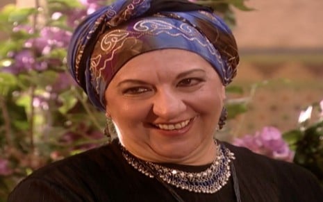 Jandira Martins em cena de O Clone: atriz está caracterizada como Zoraide e sorri