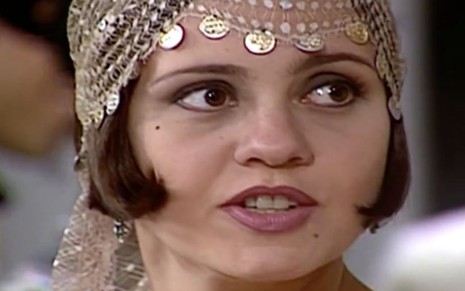 A atriz Adriana Esteves como a personagem Catarina na novela O Cravo e a Rosa, da Globo