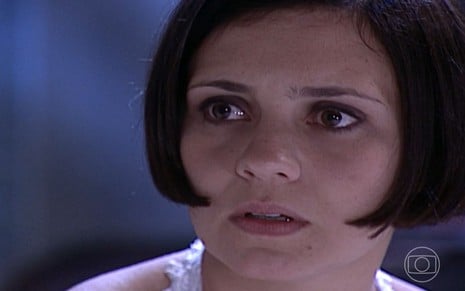 Adriana Esteves grava cena com expressão séria, como Catarina em O Cravo e a Rosa