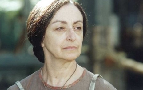 A atriz Ana Lucia Torre com a expressão fechada, como caipira, em um sítio em cena de O Cravo e a Rosa
