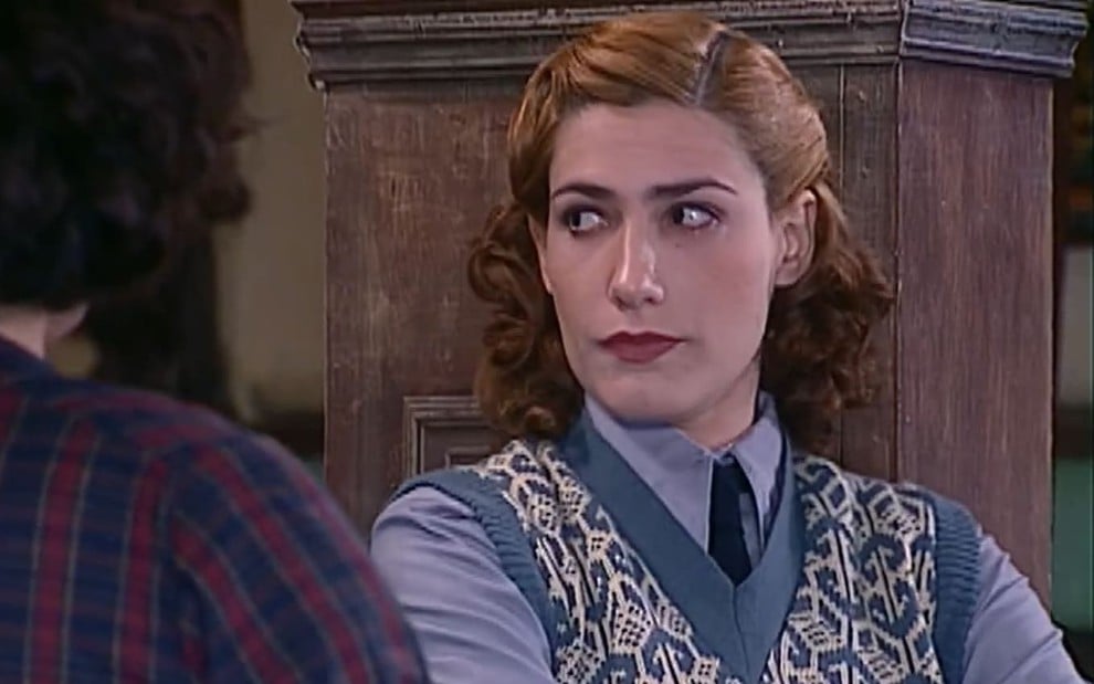 Virginia Cavendish, caracterizada como Bárbara, tem o semblante desconfiado em cena de O Cravo e a Rosa; ela encara Carla Daniel --fora do quadro-- de rabo de olho
