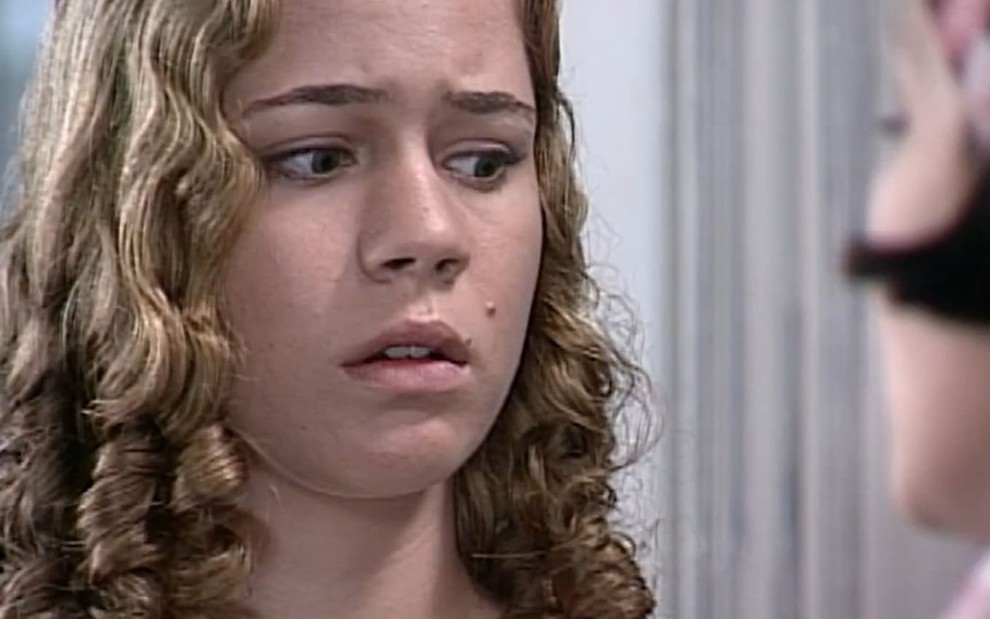 Leandra Leal, caracterizada como Bianca, tem a expressão perturbada em cena de O Cravo e a Rosa