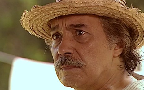 Pedro Paulo Rangel, caracterizado como Calixto, tem a expressão furiosa e magoada em cena de O Cravo e a Rosa
