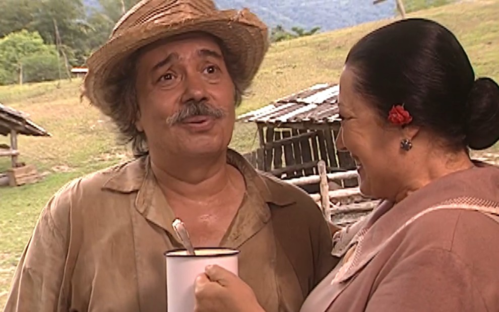 O ator Pedro Paulo Rangel caracterizado como Calixto em cena de O Cravo e a Rosa