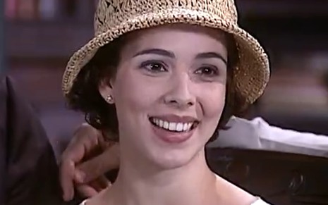 Miriam Freeland, caracterizada como Candoca, dá um sorriso largo em cena de O Cravo e a Rosa