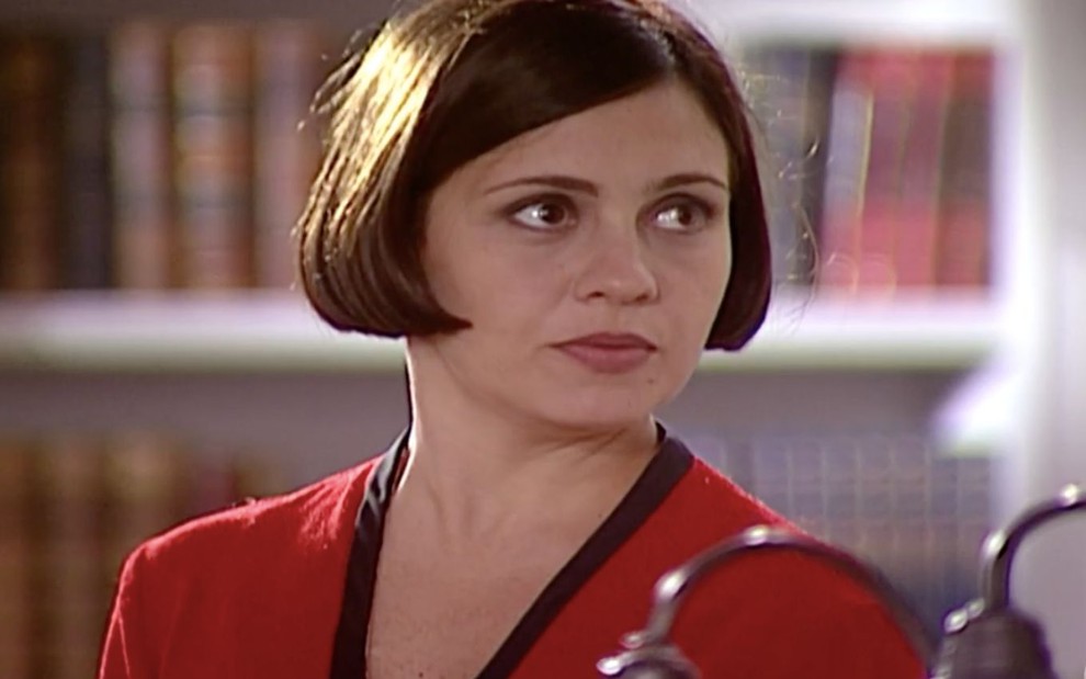 Adriana Esteves como Catarina em O Cravo e a Rosa, usando uma blusa vermelha e um cabelo curto