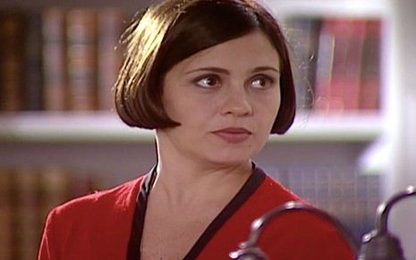 Adriana Esteves como Catarina em O Cravo e a Rosa, usando uma blusa vermelha e um cabelo curto