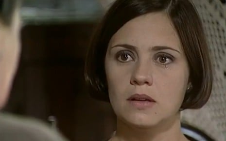 Adriana Esteves, caracterizada como Catarina, olha para Suely Franco, a Mimosa, com um semblante chocado, enquanto uma lágrima escorre pelo seu rosto em cena de  O Cravo e a Rosa