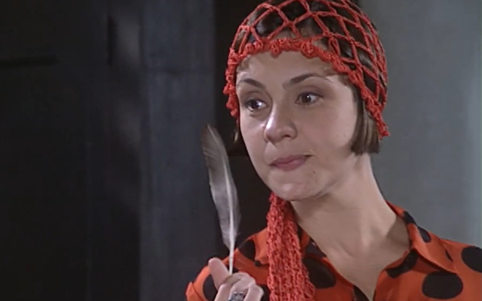 Adriana Esteves, caracterizada como Catarina, tem o semblante debochado ao encarar Petruchio (Eduardo Moscovis) em cena de O Cravo e a Rosa