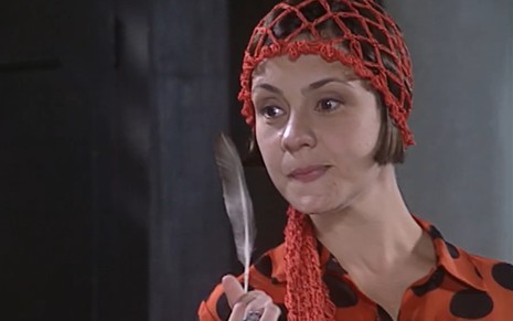 Adriana Esteves, caracterizada como Catarina, tem o semblante debochado ao encarar Petruchio (Eduardo Moscovis) em cena de O Cravo e a Rosa