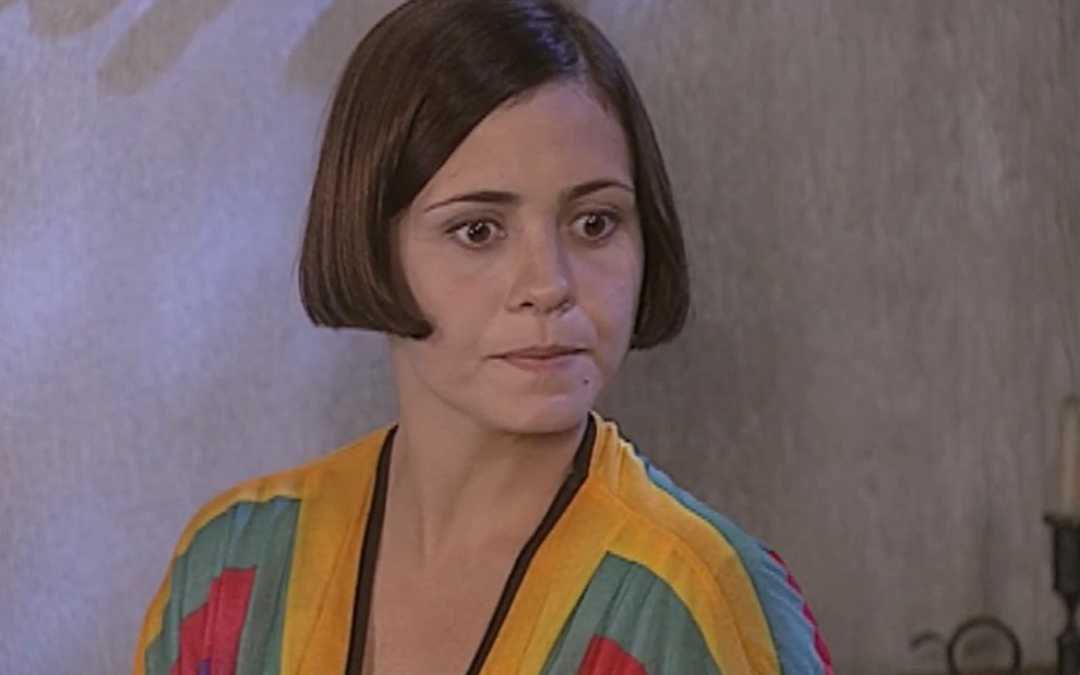 Adriana Esteves, caracterizada como Catarina, encara a cama de Petruchio (Eduardo Moscovis) com desgosto em cena de O Cravo e a Rosa