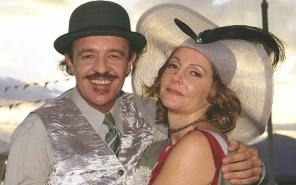 Ney Latorraca, caracterizado como Cornélio, e Maria Padilha, a Dinorá, sorriem para câmera em foto nos bastidores de O Cravo e a Rosa