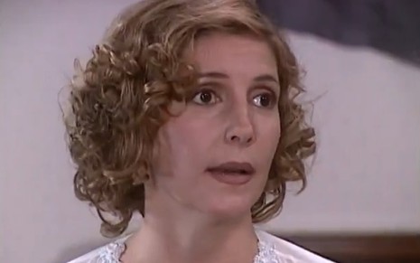 Maria Padilha, caracterizada como Dinorá, olha para Rodrigo Faro, o Heitor (que está fora do quadro), durante conversa em cena de O Cravo e a Rosa