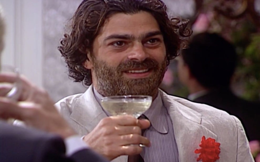 O ator Eduardo Moscovis sorri como o personagem Julião Petrucchio na novela O Cravo e a Rosa