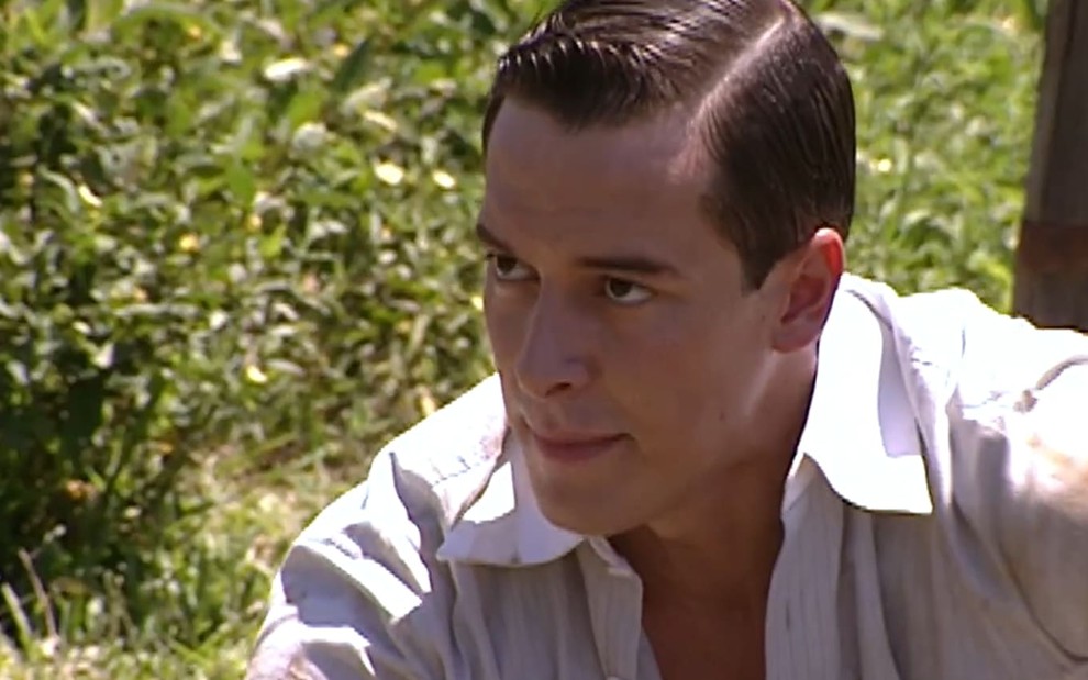Rodrigo Faro, caracterizado como Heitor, tem a expressão cansada e, ao mesmo tempo, indignada; a camisa tem parte dos botões abertas, e o ator está suado