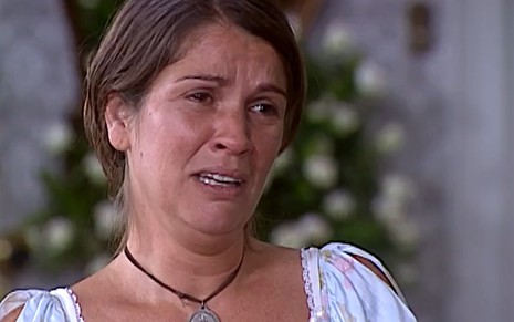 Tassia Camargo, caracterizada como Joana, tem a expressão angustiada em cena de O Cravo e a Rosa