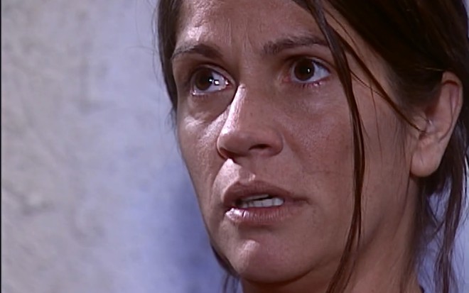 Tassia Camargo, caracterizada como Joana, tem a expressão surpresa em cena de O Cravo e a Rosa