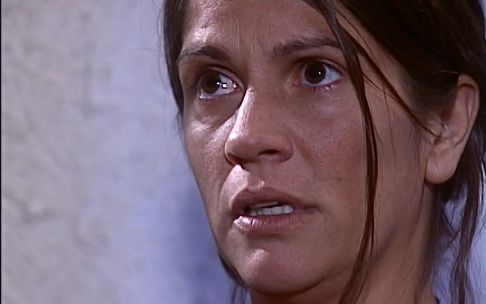 Tassia Camargo, caracterizada como Joana, tem a expressão surpresa em cena de O Cravo e a Rosa