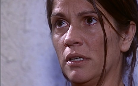 Tassia Camargo, caracterizada como Joana, tem a expressão surpresa em cena de O Cravo e a Rosa