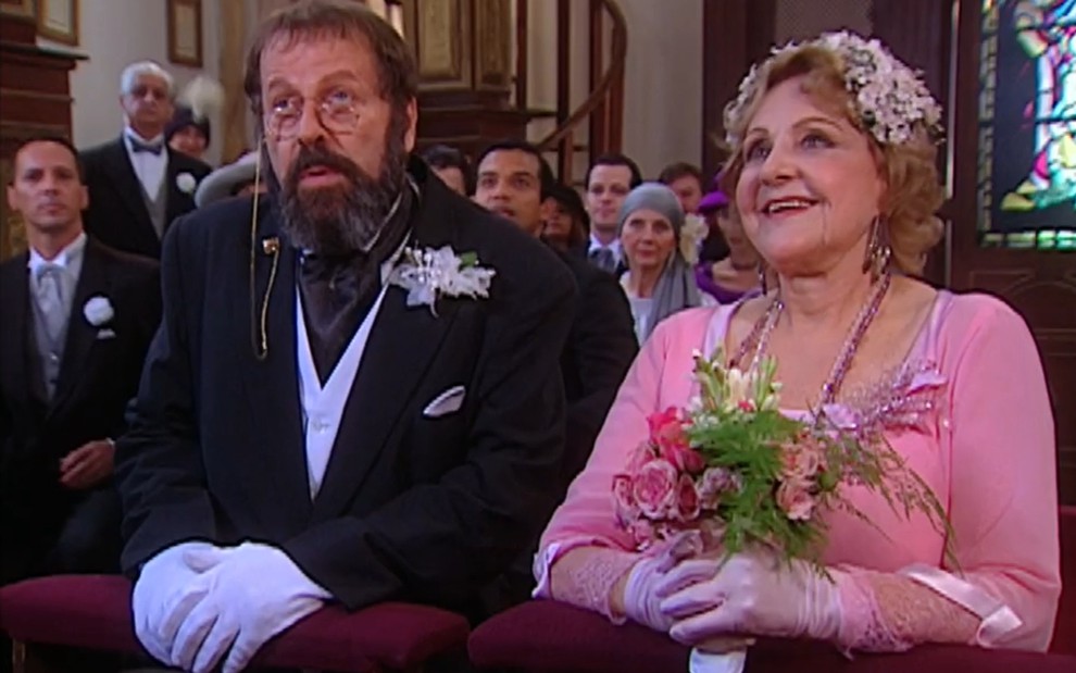 Carlos Vereza, caracterizado como Joaquim, e Eva Todor, na pele de Josefa, em cena de casamento de O Cravo e a Rosa