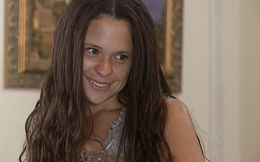 Vannessa Gerbelli, caracterizada como Lindinha, dá sorriso sedutor a Januário (Taumaturgo Ferreira) em cena de O Cravo e a Rosa