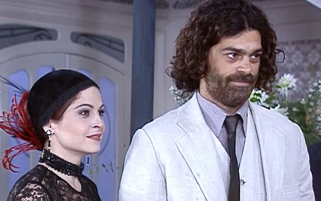 Eduardo Moscovis, caracterizado como Petruchio, tem a expressão furiosa em cena de O Cravo e a Rosa