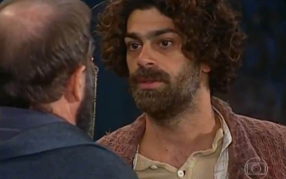 Eduardo Moscovis, caracterizado como Petruchio, encara Carlos Vereza, o Joaquim, com raiva em cena de O Cravo e a Rosa