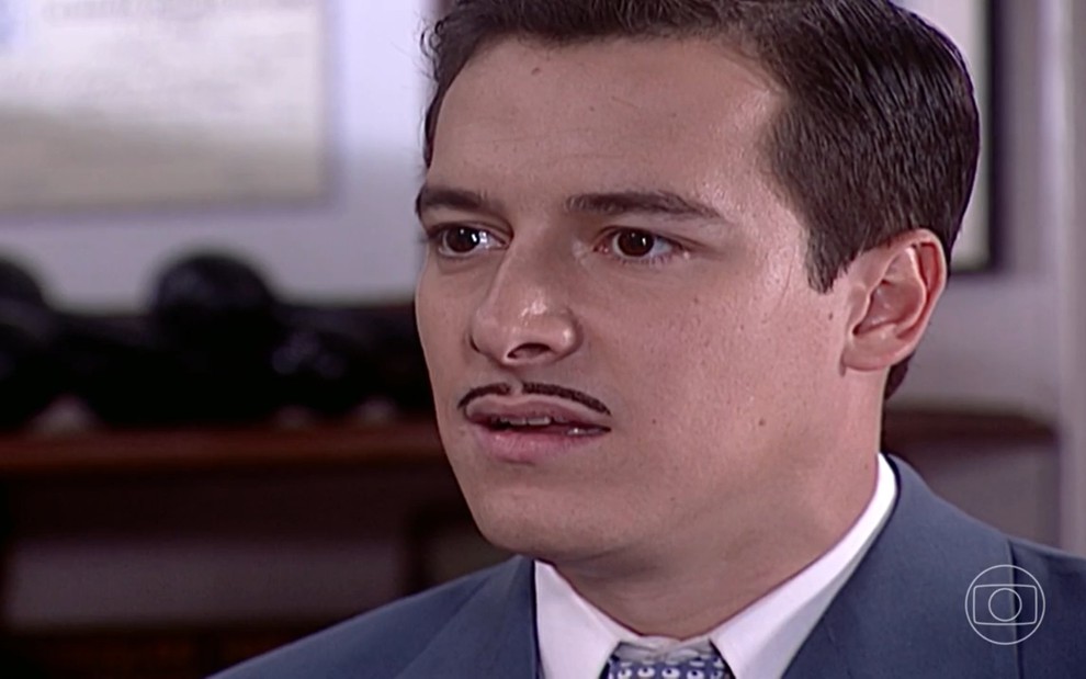 Rodrigo Faro, caracterizado como Heitor, está boquiaberto em cena de O Cravo e a Rosa